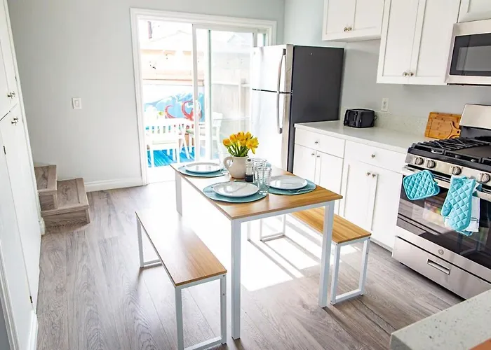Cozy Coastal Townhome W/ Parking